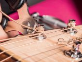 Hoe vervang je de snaren op een akoestische gitaar?