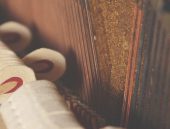 Hoe maakt een piano geluid?