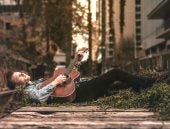 Waarom blijft mijn gitaar niet op stemming?