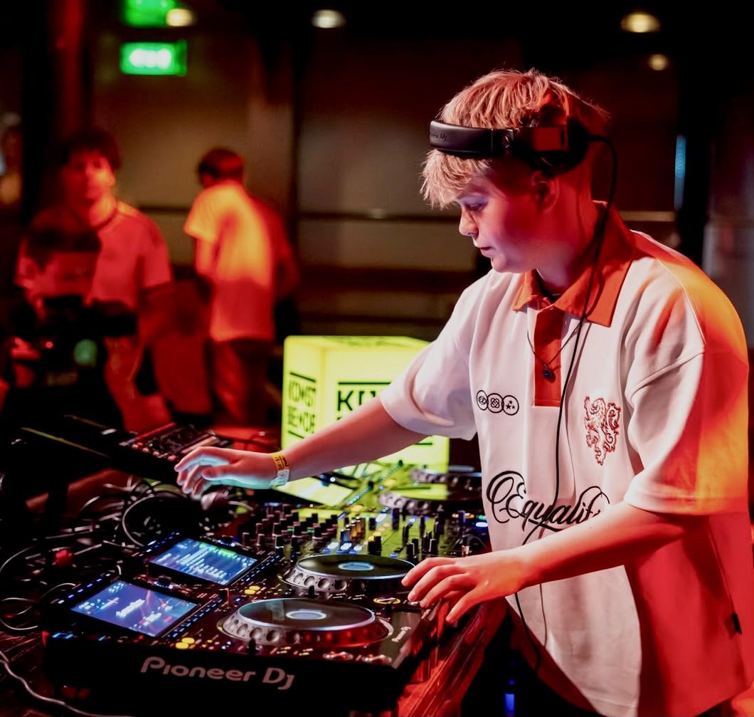 DjDjary behind the decks